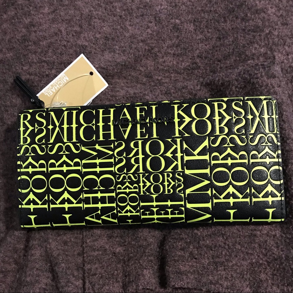 MICHAEL KORS LARGE CARRYALL WALLET W CARD HOLDER